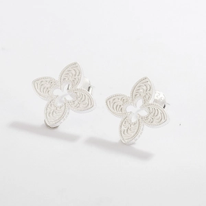 Macro shot of S925 sterling silver clover earrings with detailed filigree texture