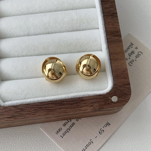 Boucles d'oreilles boules dorées minimalistes en argent S925 dans une boîte en bois