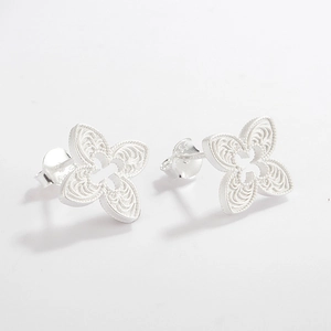 Detailed macro view of S925 sterling silver four-leaf clover stud with brushed hollow texture