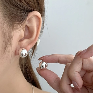 Boucles d'oreilles boules en argent sterling S925 polies portées par le modèle