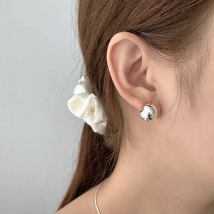 Gros plan de boucles d'oreilles boules minimalistes en argent sterling S925 sur le modèle