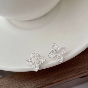 Modern S925 sterling silver clover stud earrings featuring intricate hollow filigree design