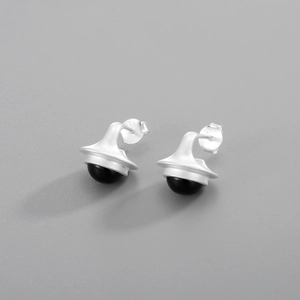 Gros plan du poinçon S925 sur boucles d'oreilles argent mat avec incrustation noire