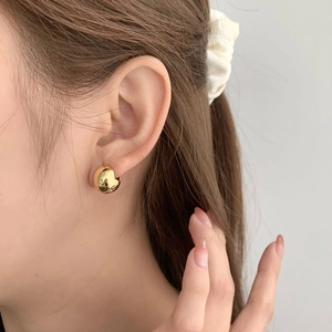 Boucles d'oreilles boules minimalistes en argent S925 doré avec un fini métallique poli