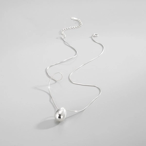 Pendentif goutte en argent poli avec chaîne serpent lisse et fermoir mousqueton