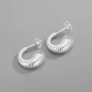 Gros plan de boucles d'oreilles spirales en argent S925 avec pierres de calcédoine