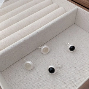 Détails de boucles d'oreilles vintage en onyx mat et argent S925, coloris noir et blanc