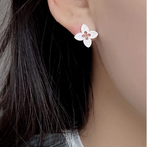 S925 sterling silver four-leaf clover stud earrings with intricate Tang grass patterns