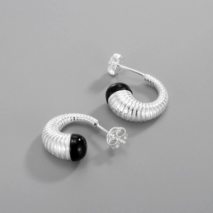 Vue détaillée des boucles d'oreilles en argent S925 avec texture torsadée et agate noire
