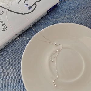 Dettaglio della collana con nappe in argento sterling S925 con perline su piatto