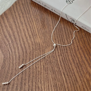 Dettaglio della collana a Y regolabile in argento S925 con perla scorrevole e nappe