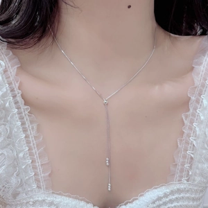 Collana a Y in argento sterling che mostra l'elegante drappeggio e piccole perline