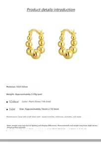 Vue macro des boucles d'oreilles perlées en argent S925 avec plaquage en or 18 carats