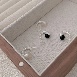 Boucles d'oreilles minimalistes en argent S925 avec perles d'agate noires et blanches
