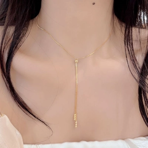 Dettaglio collana a Y in argento S925 dorato con perla scorrevole regolabile e nappe
