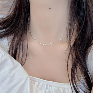 Minimalist S925 sterling silver lip-style clavicle chain necklace on model's neck