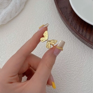 Anello farfalla regolabile in argento S925 con finitura oro opaco e ali texturizzate