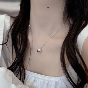 Collier avec pendentif goutte d'eau en argent sterling S925 poli sur le cou d'un mannequin