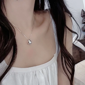 Collier avec pendentif goutte d'eau en argent S925 poli porté sur la clavicule