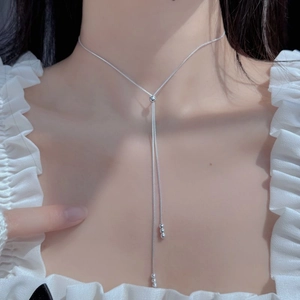 Dettaglio della collana a Y in argento S925 con nappe di perline su modella