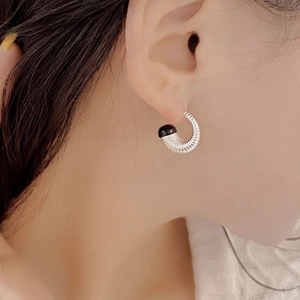 Boucles d'oreilles spirales en argent S925 avec perles d'agate noire sur un mannequin