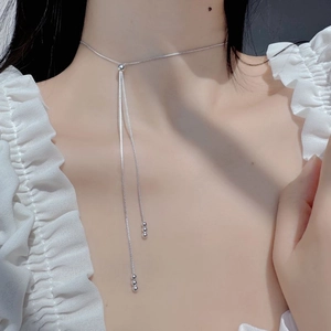 Primo piano della collana con frange in argento S925 con perline sul collo per un look elegante