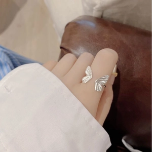 Anello aperto a farfalla in argento S925 elegante con ali testurizzate per donne moda