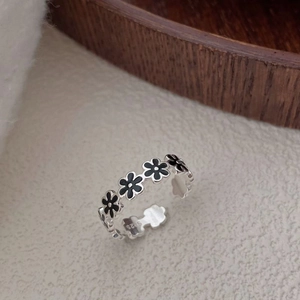 Adjustable 925 sterling silver ring with continuous black enamel daisy flower patterns