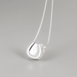 Minimalist S925 sterling silver necklace featuring a curved U-shaped pendant on a box chain