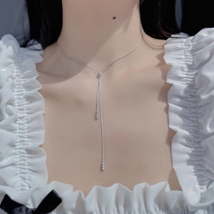 Collana in argento S925 con nappa geometrica e cursore a sfera regolabile indossata