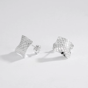 Gros plan sur les boucles d'oreilles carrées en argent S925 avec motif quadrillé texturé