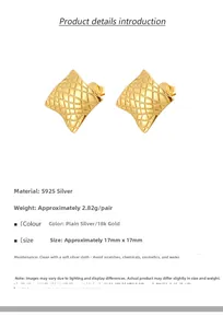 Détail de boucles d'oreilles carrées en argent S925 avec finition or 18K et texture