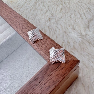 Macro de boucles d'oreilles carrées en argent 925 avec surface texturée à motif quadrillé