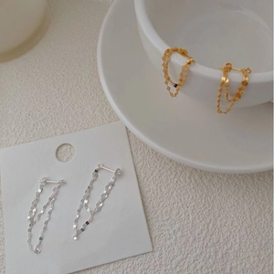 Detail of S925 sterling silver tassel chain earrings in gold and silver finish