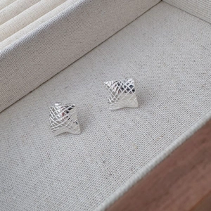 Boucles d'oreilles carrées minimalistes en argent S925 avec motif de grille texturé