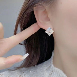 Boucles d'oreilles carrées en argent sterling S925 avec motif géométrique ajouré chic