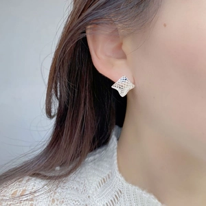 Gros plan de boucles d'oreilles carrées géométriques en argent 925 portées par un mannequin