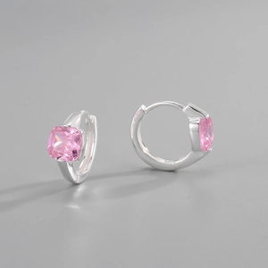 Gros plan de créoles en argent 925 avec zircons roses à la coupe coussin élégante