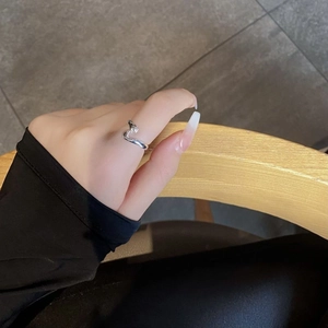 Bague câlin minimaliste en argent S925 avec design ouvert ajustable au doigt