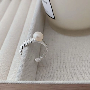 Elegant S925 sterling silver twist ring with round white pearl and adjustable opening