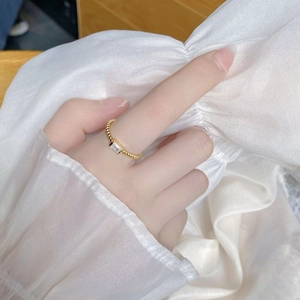 Elegante anello a corda intrecciata dorata con zircone rettangolare, misura regolabile