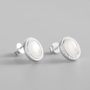 Détail du poinçon S925 et de l'incrustation de nacre ovale sur les boucles d'oreilles