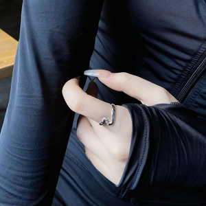 Gros plan sur une bague étreinte en argent S925 poli avec un fini métal liquide moderne
