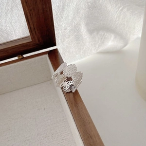 Vintage 925 sterling silver lace ring with hollow floral texture on wooden jewelry box