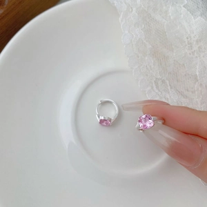 Détail macro de créoles en argent S925 avec zircons roses taillés en forme de coussin