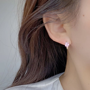 Élégantes boucles d'oreilles en argent S925 avec zircon rose carré sur un modèle