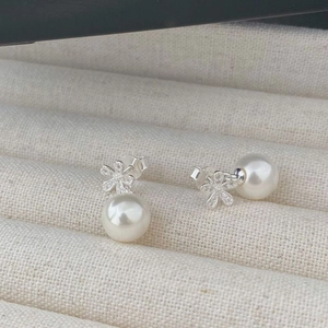Elegant S925 sterling silver flower earrings with white pearls and sparkling zircons