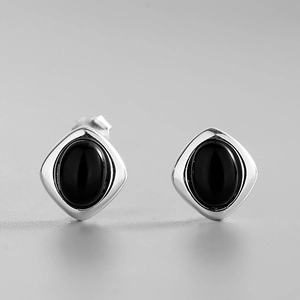 Macro di orecchini a lobo in argento S925 con castone a rombo e gemma di agata nera lucida