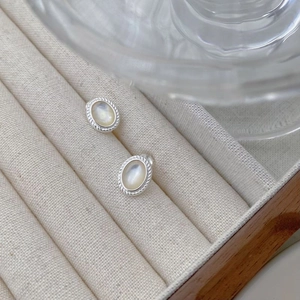 Boucles Oreilles Puces Ovales Argent Sterling 925 Avec Nacre Blanche Bord Torsadé Minimaliste Élégant Pour Femmes