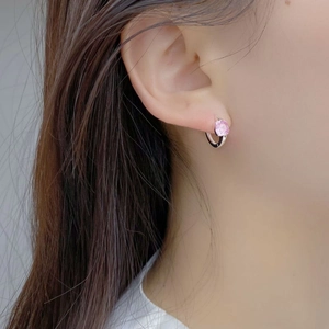 Boucles d'oreilles créoles S925 argent avec zircon rose carré portées par mannequin